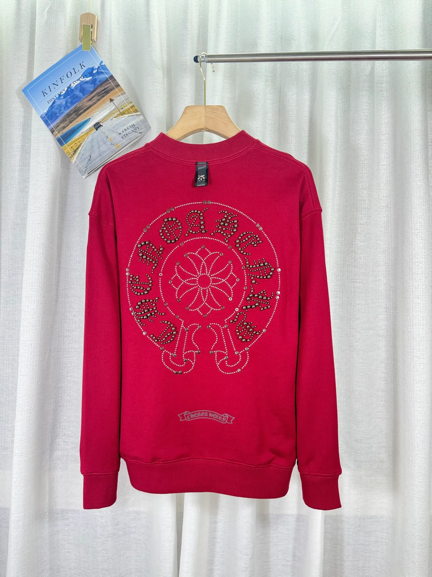 P250 top version, real shot without P, ​​different from market currency) 𝗖𝗵𝗿𝗼𝗺𝗲 𝗛𝗲𝗮𝗿𝘁𝘀/Croxin 2025 Autumn and Winter New Original Single Counter American 3D Rivets and Stickers Couple Casual Sweater 👑The highest version! Customized fabric 430g tripe terry fabric! American-style pickled and distressed original fabric, laser-burned flowers, rivets and diamonds, exquisite embroidery of letters! The best-selling model in the counter, very comfortable to wear. Accessories: original molded and authenticated collar label➕100% silk wash label. Genuine purchase-grade original hangtag➕matching hanging rope➕3D hanging beads➕original packaging bag. Craftsmanship: The original version has consistent wiring! The highest version of the armhole matching technique! Color: Red Black Size: S M L XL Style No.: 9334